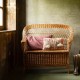 banc coffre en osier brun en ambiance