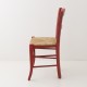 Chaise en paille rouge de profil